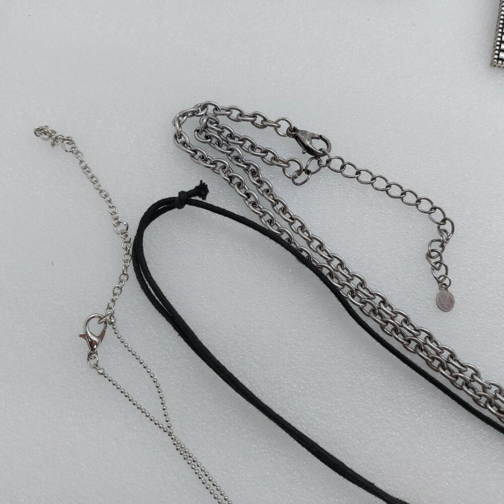 Lot Of 7 Pieces Jewelry Silver Tone Necklace, Brooch Pin & Pendants - Picture 7 of 12